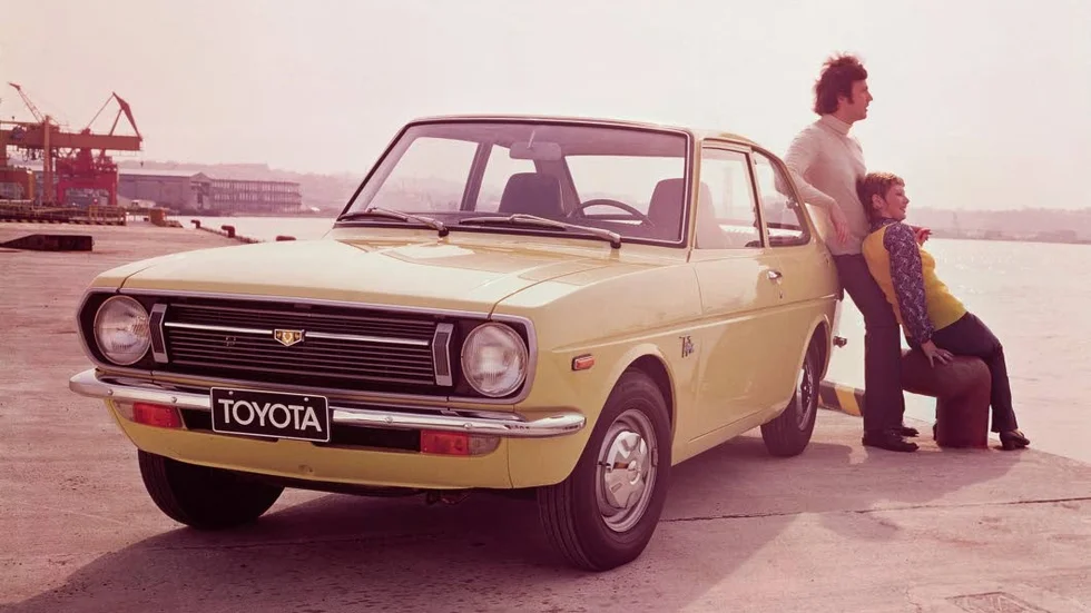 Toyota Starlet tillverkades mellan 1973 och 1999 och var i mångt och mycket en mindre version av Corolla, en av världens mest sålda bilar genom tiderna. Här i en tidstypisk reklambild från 1970-talet.