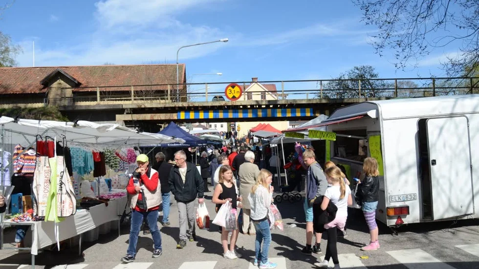 Det vackra vädret och att det var påsklov gjorde att det kom fler besökare än vanligt till Gamleby marknad.