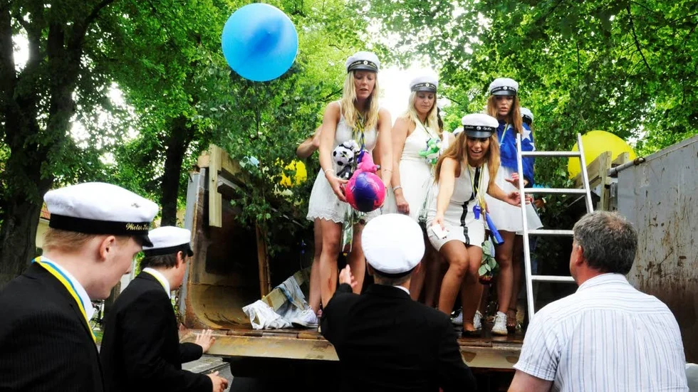 På studenten brukar många ungdomar vara ute på stan.