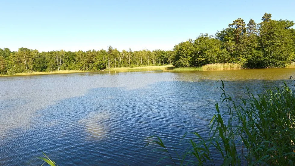 Vägval.  Vid sjön Kvännarens södra ände kommer den södra infarten till Västervik att passera. Antingen kommer det att byggas en bro över vattnet eller så kommer vägen att passera söder om sjön.