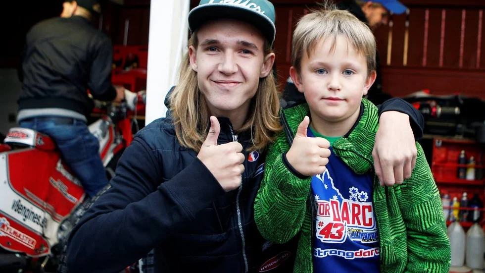 Tummen upp. Joel Andersson fick påhälsning av en ung speedwaysupporter i Wincent Sävmo