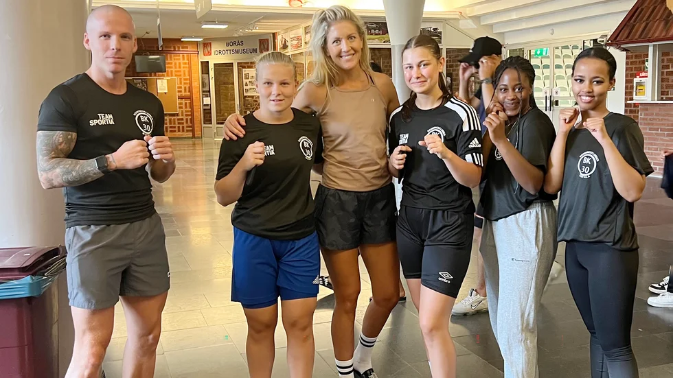 BK30-tjejerna Lovisa Lindgren, Tindra Lindqvist, Mitsoki Ndlovu och Sabrin Adam tillsammans med proffsboxaren Klara Svensson som var en av ledarna på lägret. Med på bilden också BK30-tränaren Mathias Svensson. 