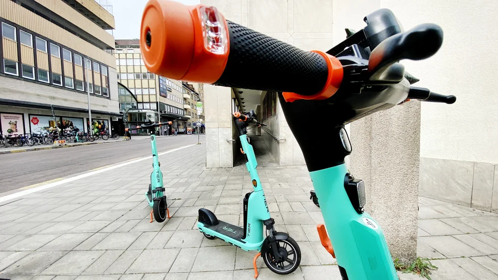 Aja baja, så här får man inte parkera sin elsparkcykel. De får inte ställas på trottoarer eller cykelbanor, utan ska parkeras i särskilda ställ eller uppställningsplatser.