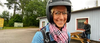 Moppeälskaren Anki åker i pappas hjulspår: "Mamma skulle också varit med men hon fick vara barnvakt"