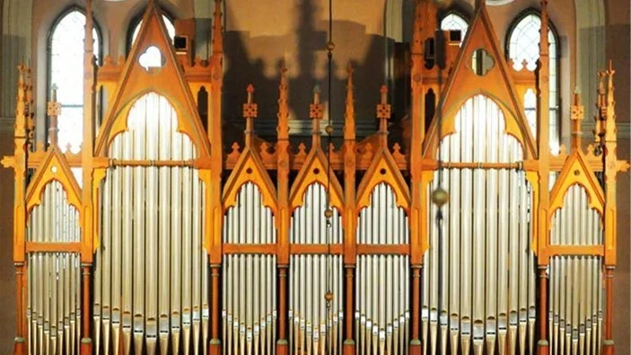 Det är mellan inner- och yttertaket ovanför den gamla Åkerman- & Lundorgeln som rasrisken uppenbarats. St Petri kyrka kommer att vara stängd åtminstone till efter trettonhelgen.