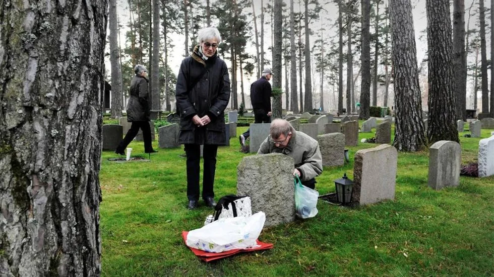 Mona och Folke Jelkvall besökte Nya kyrkogården i Västervik på fredagen.