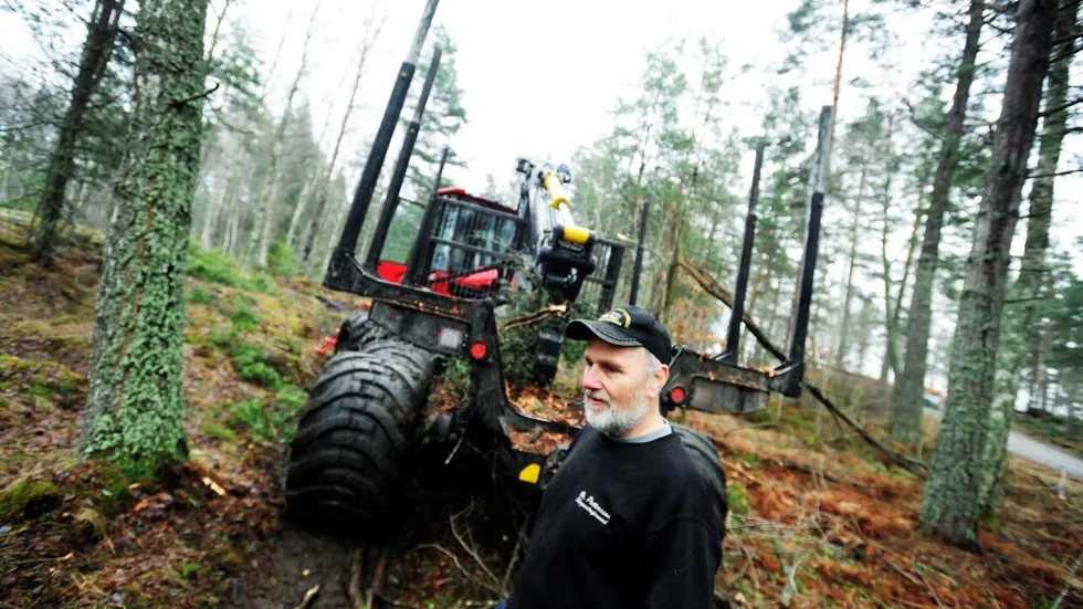 Berndt Pettersson berättar att arbetet i skog och mark är helt normalt, trots att det är så varmt. Detta trots flera rapporter om att det tidiga vårvädret ställer till problem.