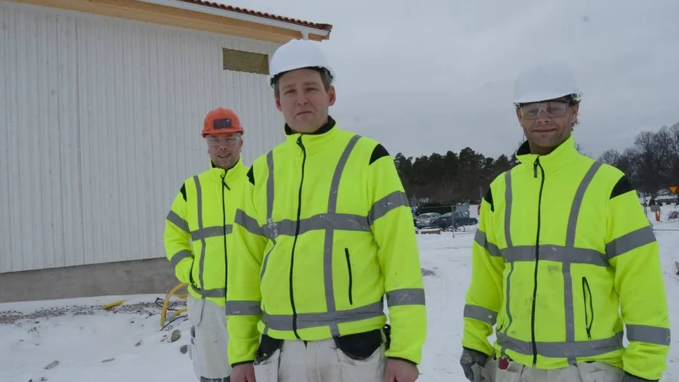 Christian Rasmussen i mitten med sina två anställda, Peter Andersson och Claes-Göran Johansson.