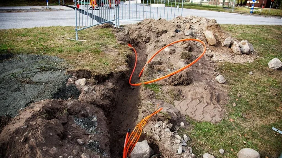 Vid Örbäcken i Västervik grävs det upp diken för att lägga ner fibernät. På vissa ställen i Västervik läggs det ner fibernät i marken - trots att det redan finns fibernät där.