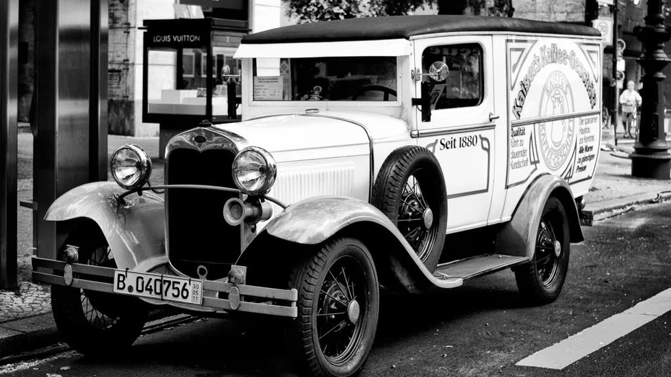 Ford var som alltid duktiga på billig massproduktion. En av nycklarna till framgångarna med lastbilsmodellen BB, som senare bytte namn till 51, var V8-motorn som göts i ett stycke och därför blev billigare att tillverka.