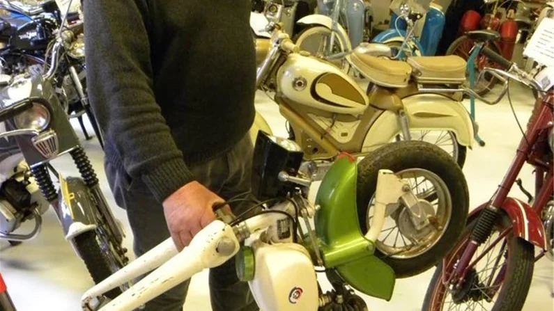 Bo Ellergren jobbar envetet på med sitt mopedmuseum och har inför årets öppning hittat tio nya modeller.