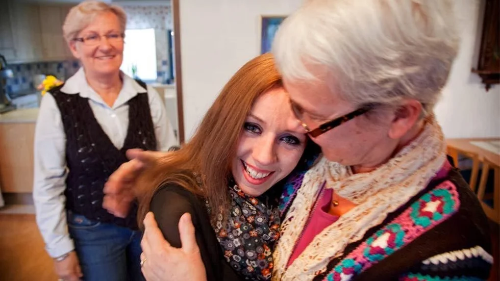 Samira Morina med sina "skyddsänglar", Eva Byström och Lena Pettersson i bakgrunden.