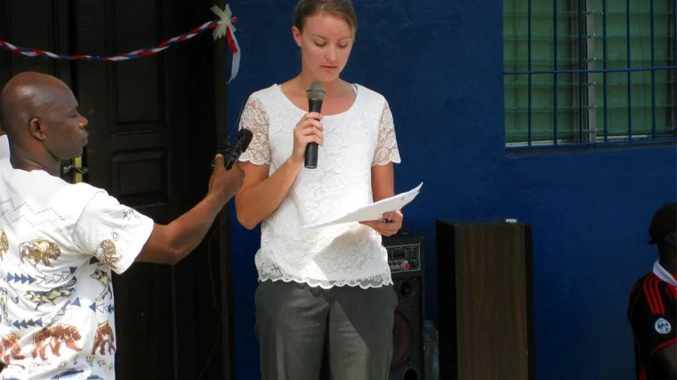 Frida Gabrielsson Kjäll under ett informationsmöte i Monrovia.