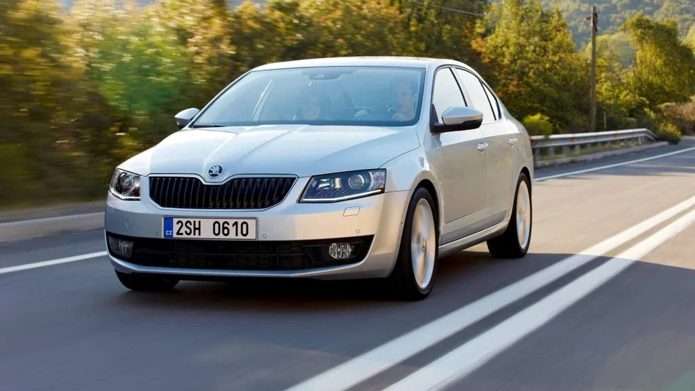 Renare linjer och en något glupskare grill kännetecknar helt nya Skoda Octavia utvändigt. Bilen har växt på alla ledder och när kombin gör entré i sommar så rymmer den faktiskt mer bagage än en Volvo V70.