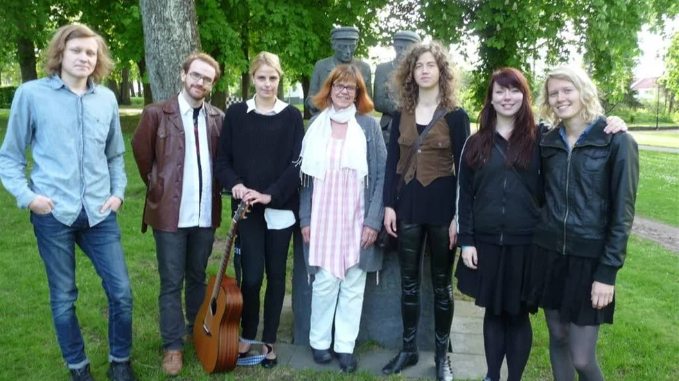 Här står de fem andraårseleverna – med Visskolans ledare, Ingrid Hogman och skolans gitarrlärare, Nanna Walderhaug, i mitten.
Eleverna från vänster: Jens Roth, Markus Lindström, Ida Englund samt höger om Nanna, Anna Liljefors och Ida Hellsten.