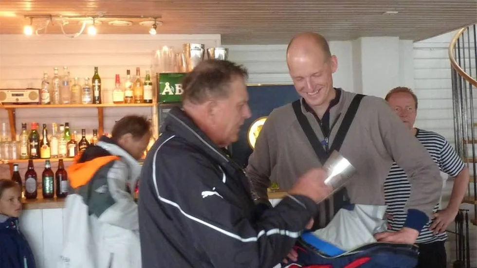 Bengt Jansen tar emot segerpokalen.