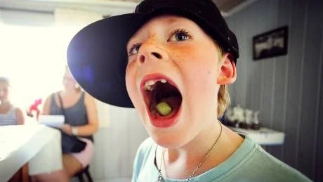 Milo Thim visar upp sin smaskiga gröna karamell.