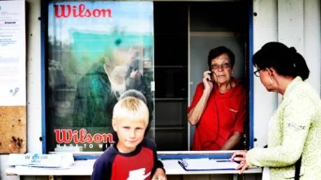Avgusten Rubil, Ludvig Öst, Iris Fridell och Carina Öst i sekretariatet vid grusbanorna på Bökensveds IP.