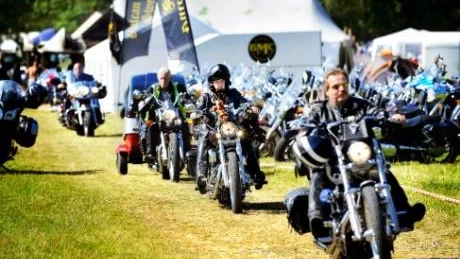 Motorcyklar rullade in på campingen på Gränsö i långa rader.