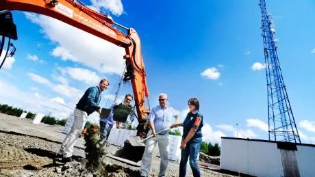 Gräver för framtiden. Harald Hjalmarsson, Robert Heldring (Clas Ohlson), Lars Williamsson och Veronica Karlsson (Jysk) hjälper grävskopan så att nya byggnande blir klar. Clas Ohlson är först med att öppna - december 2012. Foto: Ellen Nielsen-Kindstrand