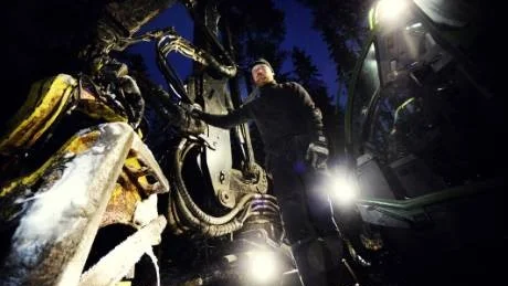 Petter Fredriksson inser att han behöver byta sågkedja på skogsmaskinen innan han kan fortsätta.