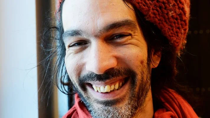 Juan Romero, ursprungligen från Uruguay, är musiker och  håller kurser i latinamerikansk musik i Sverige sedan 20 år tillbaka.