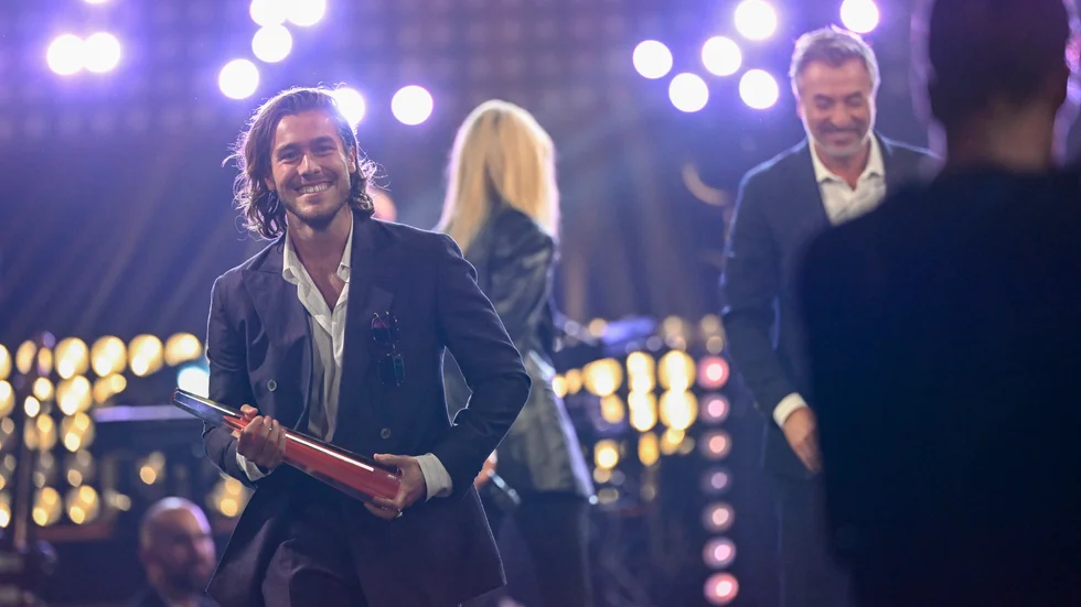 Benjamin Ingrosso tar emot priset till årets tv--personlighet.