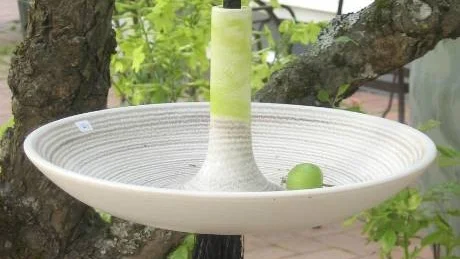 Fågelbord - eller fågelbad? Detta kommer från Paradisverkstan och finns hos Designonline för 1 979 kronor.Foto: Designonline