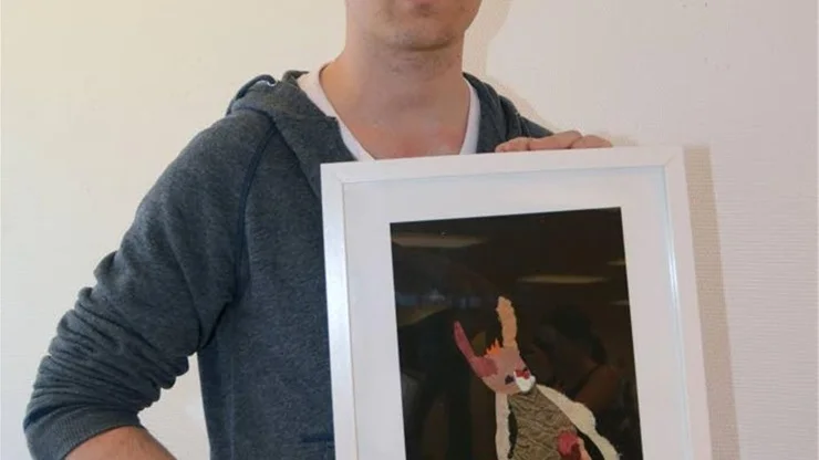 Olle H Forsslöf med ett av sina konstverk, "Harprinsen".