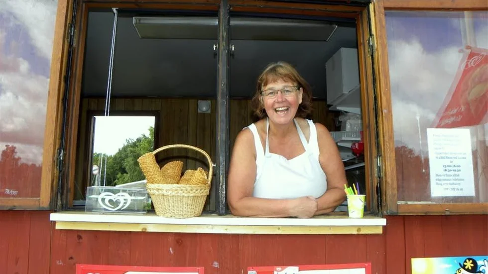 Sonja Hedman Folke i glasskiosken, tillika turistbyrå och allmän informationscentral.