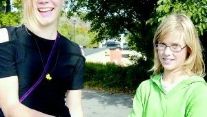 Helt trots allt. Med glada miner konstaterar Emilia och Jessica att deras råa ägg klarade den brutala nedfärden med helt skal.