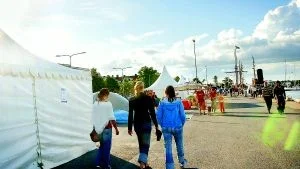 Sol på båtmötet. Scandinavian Boat Meet hade tur med vädret de första dagarna. Sedan kom regnet. Arrangören Per Johansson är ändå nöjd med den publiktillströmning som evenemanget fick.Foto: Matilda Ahl