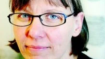 Skolan har ansvar. Anna-Karin Hammersjö tycker inte at den sorterns reportage som finns i Vecko-Revyn är något som skolan bör stödja.