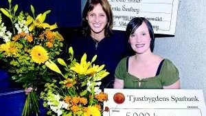 Stipendiater. I samband med teaterföreställningen så delade Västerviks Teaterförening ut stipendier ur Rune Nilssons stiftelse. Årets pristagare var dansarna och koreograferna Annika Sundberg och Johanna Rönnlund "För starkt engagemang inom scendansområdet. Annikas och Johannas koreografi- och danskunnande har rönt stor uppskattning av publiken i Västervik och inspirerat många unga att börja dansa och upptäcka dansen som uttrycksform".  Foto: ANDERS STEINER