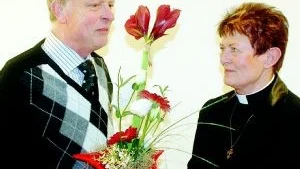 Avtackning. Jan Fyrsten från Överums kyrkliga samfällighet som avtackar församlingens mycket populära kyrkoherde Inger Styrbjörn med blommor, och det med anledning av att hon lämnar sin tjänst då hon vid årsskiftet går i pension. Foto: Ingemar Petersson