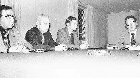 Presskonferens. Det dröjde till långt in på lördagseftermiddagen innan de närvarande journalisterna kallades in för en information. Från Edsbruk förvaltare Torsten Malm och platschefen Holger Mattsson. Petersson & Sön representerades av Hans Th Mollat och vd Erland Rishovd.Arkivbild: HANS HJERTQVIST