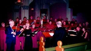 Skönsång. Sankt Petri kyrkokör är stor och välsjungande. Vem minns inte insatsen i "Förklädd Gud" den 15 oktober! Här leder Bo Ingelberg kören med Alexandru Costici och Marie Dimpker som solister.