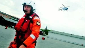 Nödsituation. Medlemmar från sjöräddningssällskapet agerade skeppsbrutna i går och visade hur man ska göra om motorn havererar.Foto: Jonas Borg