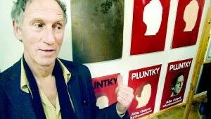 Så går det till. Peter Pluntky har tagit fram en skylt över sig och i serien demonstreras de olika tillverkningsfaserna av emaljerad skylt. Foto: ANDERS LILJEGREN