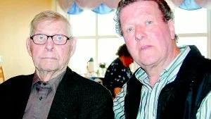 Kalle på Hälla. Om en dryg månad fyller Karl Andersson 102 år. I går var han inne på Guldknappen i Loftahammar då Gunnar "Skruven" Nilsson visade filmen om just "Kalle på Hälla" i en fullproppad matsal. Foto: Ingemar Petersson
