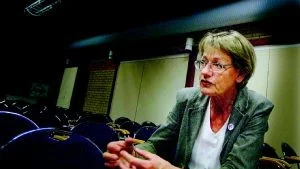 Laddad för utmaning. Gudrun Schyman hoppas kunna övertyga var tionde väljare att rösta på Feministiskt initiativ. Under fredagen besökte hon Västervik för att bland annat diskutera partiets valplattform. Foto: ANDERS LILJEGREN