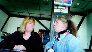 Krogfotboll. Mia Gustavsson på restaurang Räken och Pia Hallin på restaurang Harrys är två krögare som satsat på att erbjuda ordentlig service när större idrottsevenemang visas i tv. Nu inför fotbolls-VM har tv-bolagen plötsligt krävt en licensavgift på 15 000 kronor för att få visa vm-matcherna.Foto: ANDERS LILJEGREN