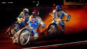 Ulamek mot segern. Tufft i första kurvan i finalen av Christer Karlsson Memorial. Sebastian Ulamek, röd huva, leder före Tomasz Chrzanowski, gul, och Robert Johansson, vit. Foto: ANDERS LILJEGREN