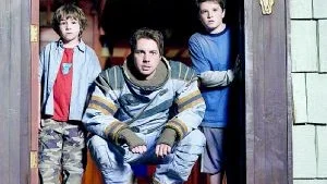 Klassisk. Jonah Bobo, Josh Hutcherson och Dax Shepard i klassiska matinéfilmen "Zathura - ett rymd­äventyr". Foto: Sony