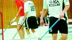Bäst på plan. Magnus Karlsson, till höger, gjorde två mål av Antvardens mål, och var bäst på plan.  Nummer 16 i bakgrunden är Markus Eriksson. Foto: Ingemar Petersson