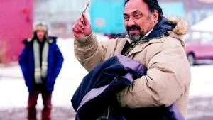 Bra betyg. Andreas Wilson och Hassan Brijany, ett av vårens mest omaka filmpar i Rafael Edholms "Babas bilar".                                              Foto: Sony