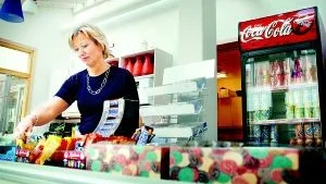 Utan jobb. När Inge-Lore Forsbergs arrendekontrakt på caféet i gymnasiet går ut tar skolan över verksamheten och hon blir av med sitt arbete. Gymnasiechefen menar att ett demokratiskt beslut har fattats och både personal och elever är överens om att cafeterian ska drivas i deras regi. Foto: Matilda Ahl