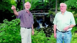 Fallets dag. Ove Swanström och Bertil Edström från Överums Intresseförening är två av de 20 talet personer som jobbat med att få till det ordentligt inför Vattenfallets dag i Överum i morgon lördag.