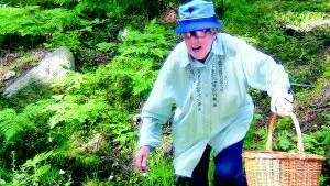 Många olika sorter. Söndagens svamputflykt samlade både unga och gamla. Judit och Gustav Kiskeri hjälpte till att artbestämma svampsorterna som deltagarna hade plockat.