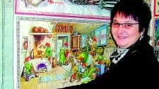 Man blir glad. I rummet med en mångfald med pappersbonader finns kulturassistenten Mariette Ahlqvist. - Vi har många nöjda besökare som tar sig tid att njuta av atmosfären med gamla bonader.